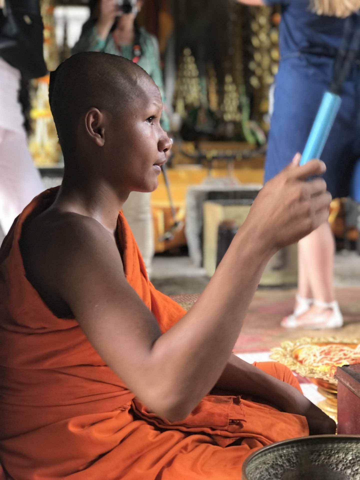 monk-angkor-wat